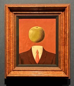 ルネマグリット作りんごとスーツの絵画