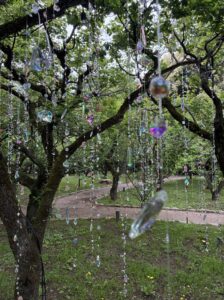 北野天満宮の蜷川さんのクリスタル作品のある梅苑の写真