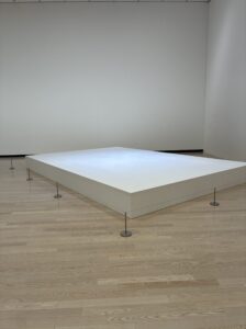 展覧会開場パントマイムパフォーマンスの舞台の写真