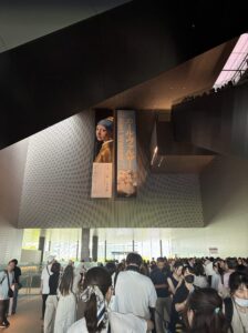 中之島美術館内の混雑状況の写真